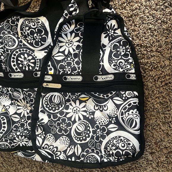 LeSportsac Large Duffle Bag - Needs Small Restitch - Picture 4 of 7